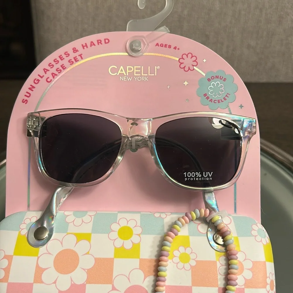 Sunglasses with Daisy hard case and bracelet set